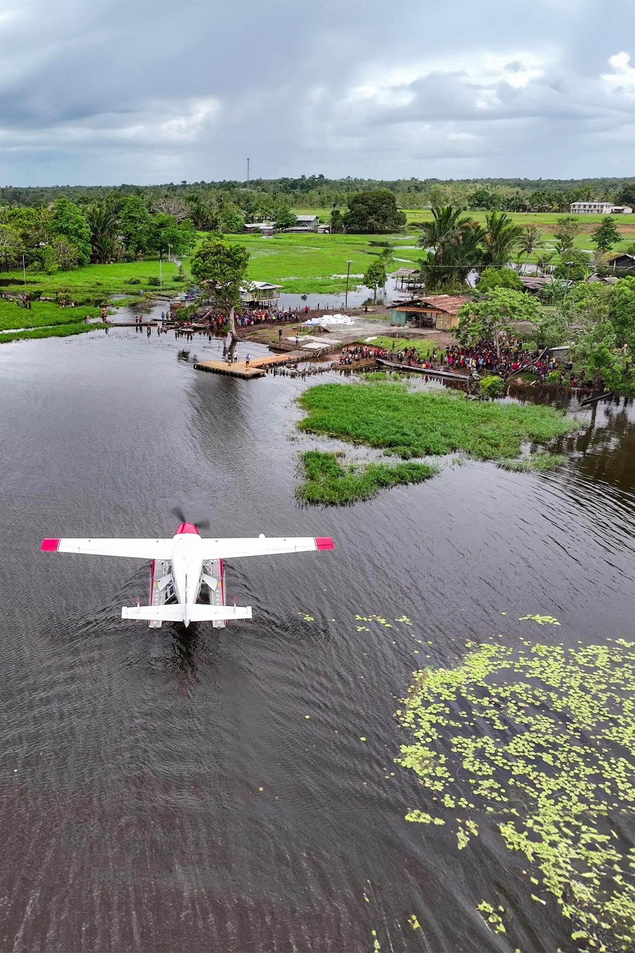 MAF airplane lands in PNG