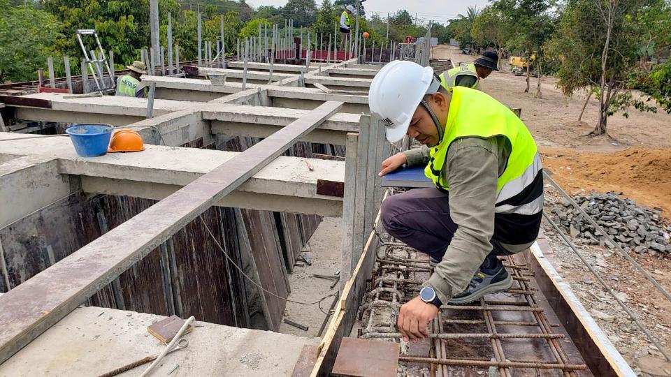 Inspecting the construction of a water treatment plant